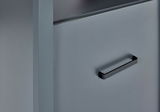 Nahaufnahme eines grauen Herd-Umbauschranks mit schwarzem Griff, seitliche Perspektive