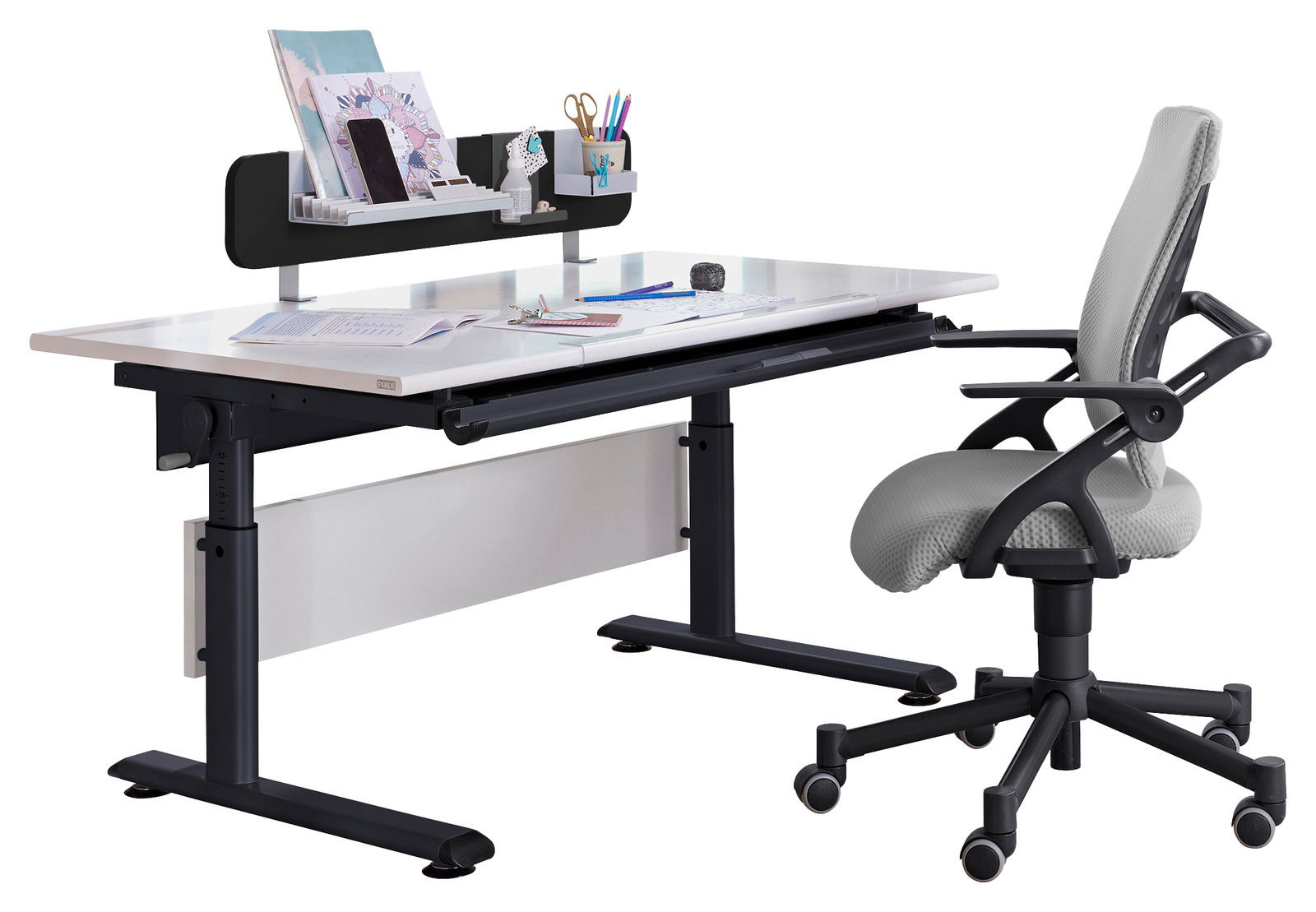 Moderner Schreibtisch mit höhenverstellbaren Beinen, ausgestattet mit einem Regal für Bürobedarf und einem ergonomischen Bürostuhl, seitliche Perspektive.