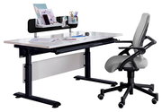 Moderner Schreibtisch mit höhenverstellbaren Beinen, ausgestattet mit einem Regal für Bürobedarf und einem ergonomischen Bürostuhl, seitliche Perspektive.