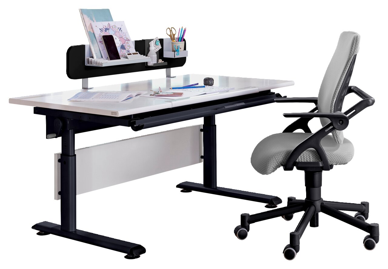 Moderner Schreibtisch mit höhenverstellbaren Beinen, ausgestattet mit einem Regal für Bürobedarf und einem ergonomischen Bürostuhl, seitliche Perspektive.