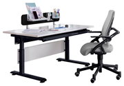 Modern bureau met in hoogte verstelbare poten, voorzien van een plank voor kantoorbenodigdheden en een ergonomische bureaustoel, gezien vanaf de zijkant.