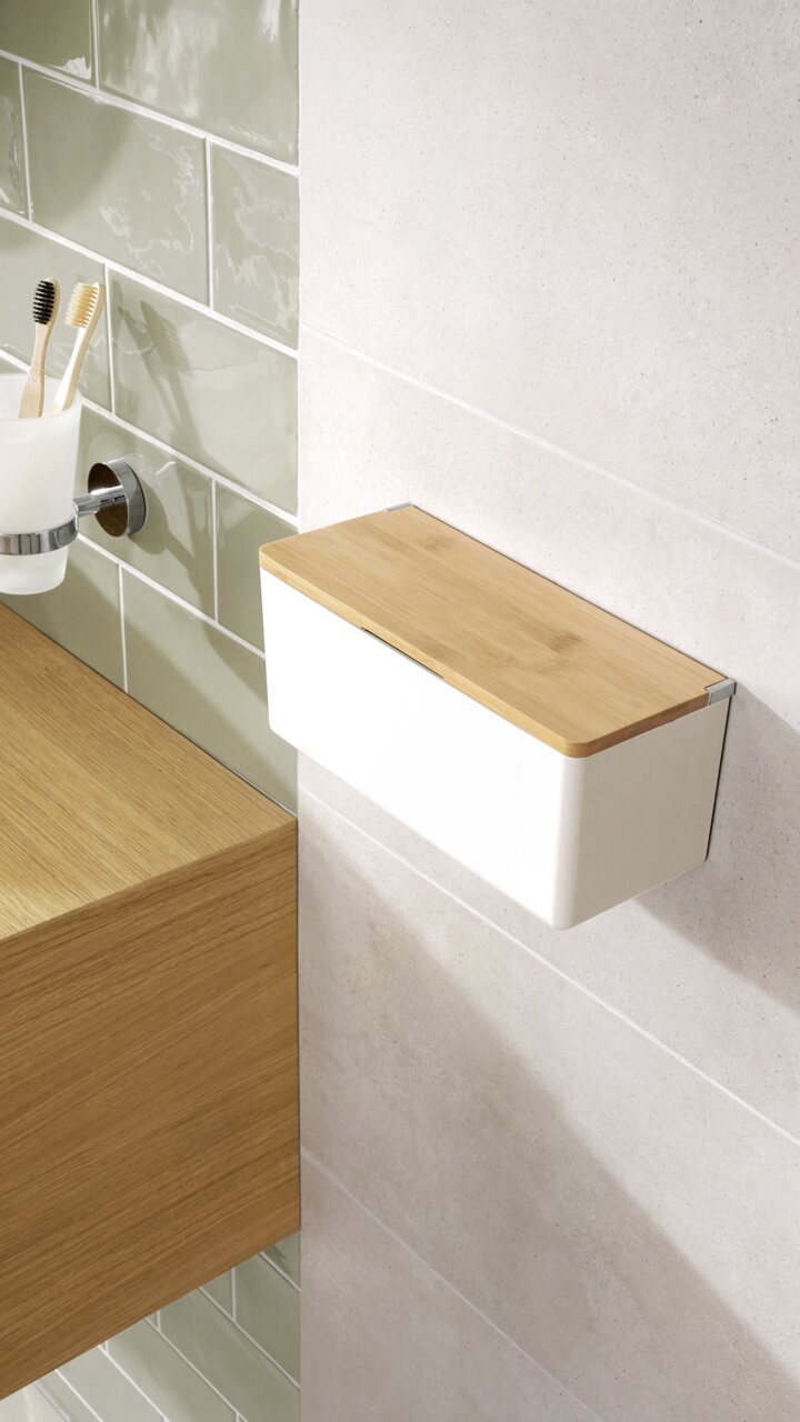 Wandmontierte Baboo Aufbewahrungsbox M mit Holzdeckel, seitliche Perspektive im Badezimmer.