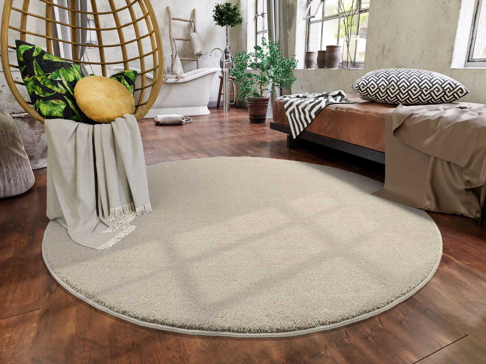 OCI Uni-Teppich NEW VILLA Runder, cremefarbener Uni-Teppich in einem modernen Wohnzimmer mit Holzfußboden, neben einem Hängesessel und einem Bett. Perspektive von oben.