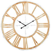 Große runde Wanduhr mit römischen Ziffern aus Holz und Metall, frontal abgebildet.
