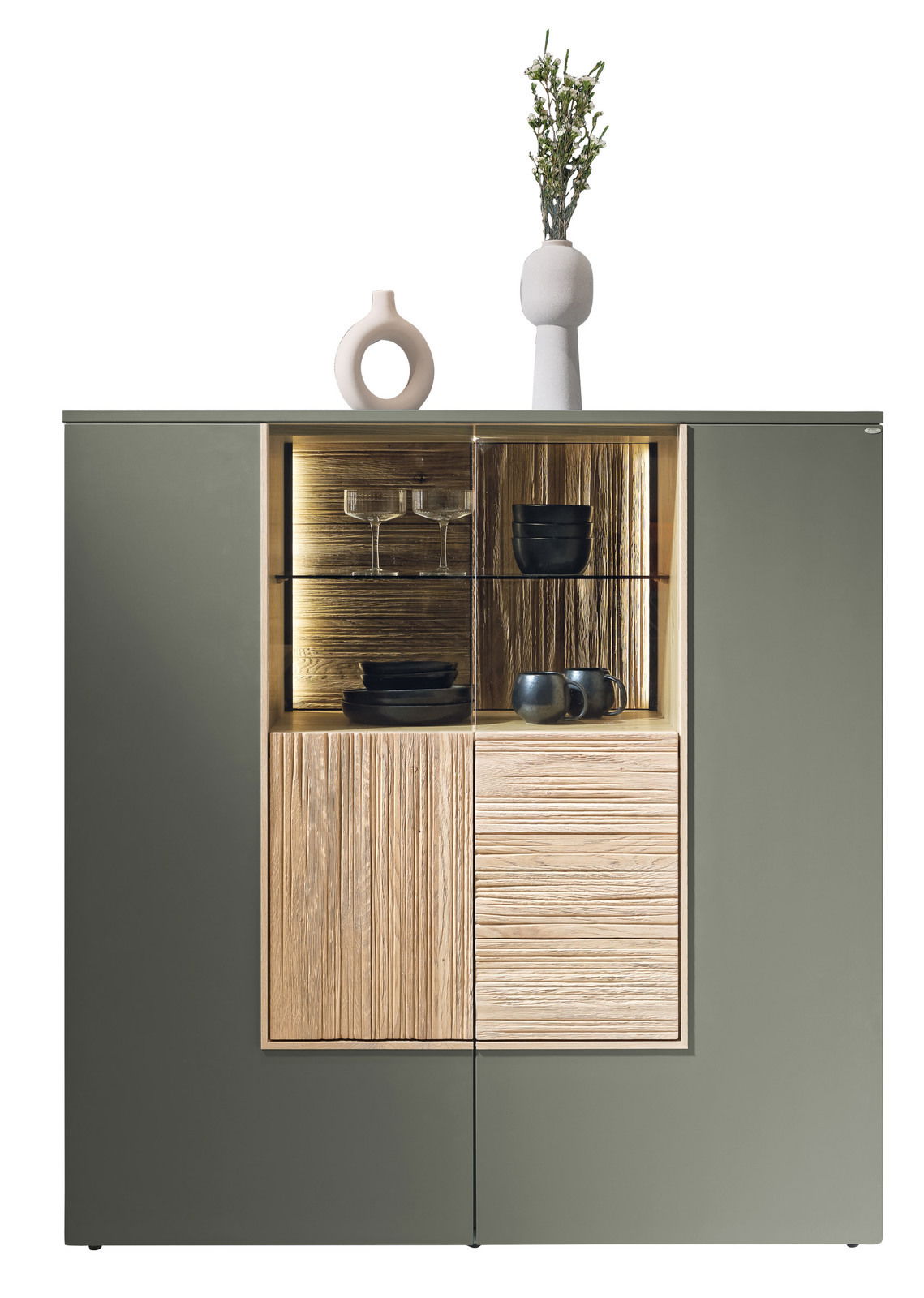 Frontale Ansicht eines modernen Highboards mit grauen Türen und einem offenen Fach mit Holzstruktur, dekoriert mit Geschirr und Vasen.