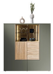 Frontale Ansicht eines modernen Highboards mit grauen Türen und einem offenen Fach mit Holzstruktur, dekoriert mit Geschirr und Vasen.
