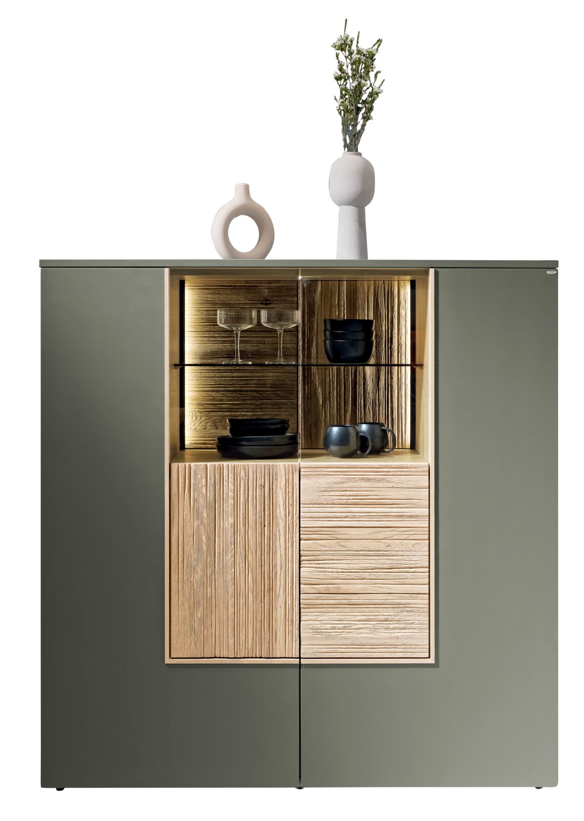 Voglauer Highboard V-LACERA LIVING Frontale Ansicht eines modernen Highboards mit grauen Türen und einem offenen Fach mit Holzstruktur, dekoriert mit Geschirr und Vasen.