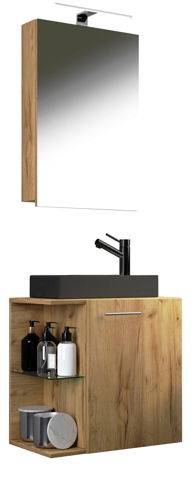 Modernes Badmöbel-Set aus Holzoptik mit Wandspiegel und LED-Aufsatzleuchte, schwarzem Aufsatzwaschbecken und schwarzer Armatur, Unterschrank mit Tür und offenem Fach mit Glasablage, perspektivische Ansicht schräg von vorne