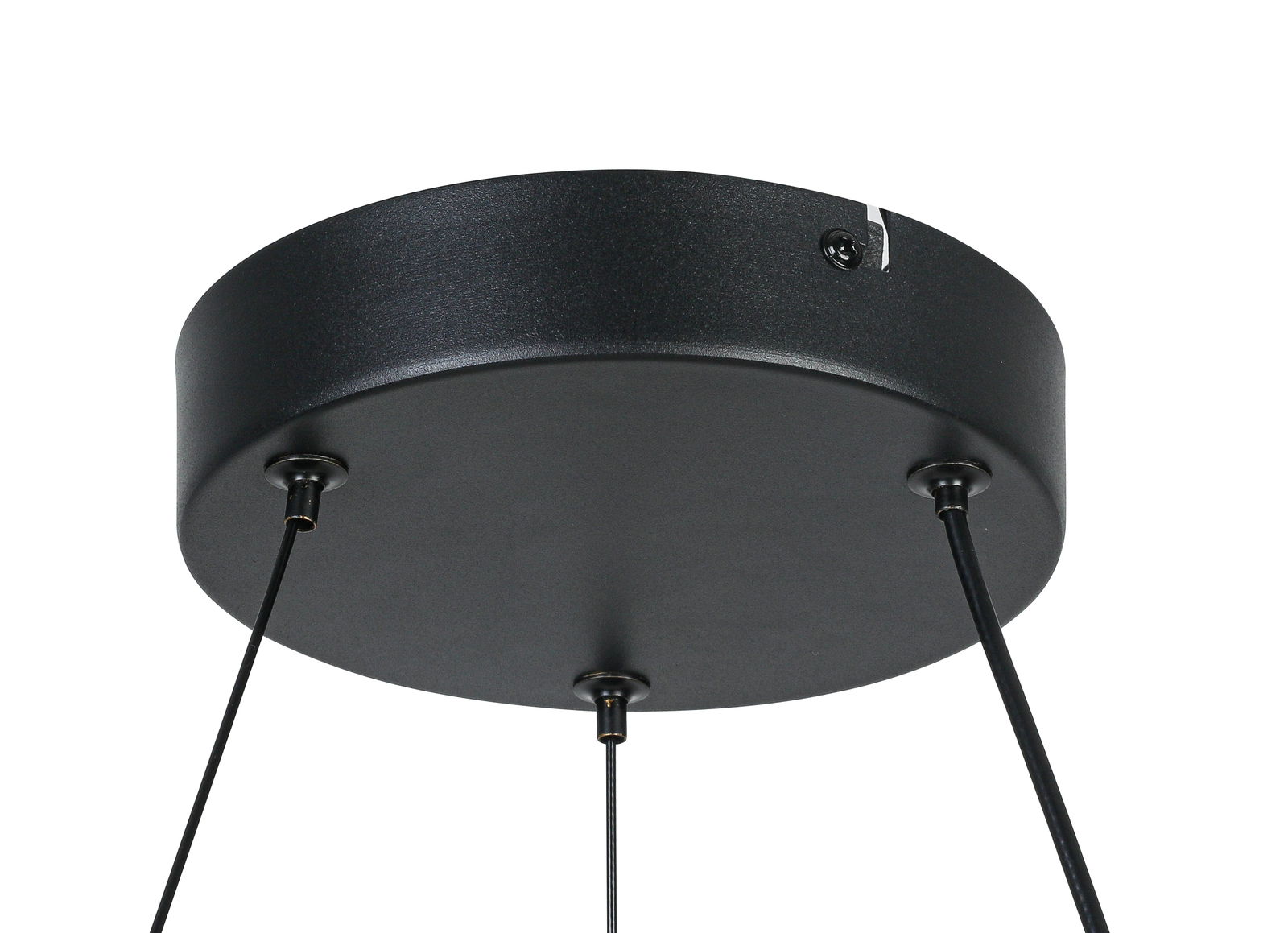 Schwarze Deckenhalterung einer LED-Hängeleuchte, von unten betrachtet
