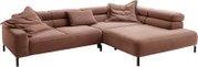 Bruine modulaire hoekbank van ribfluweel met brede chaise longue, losse sierkussens en zwarte poten, schuin van voren gezien