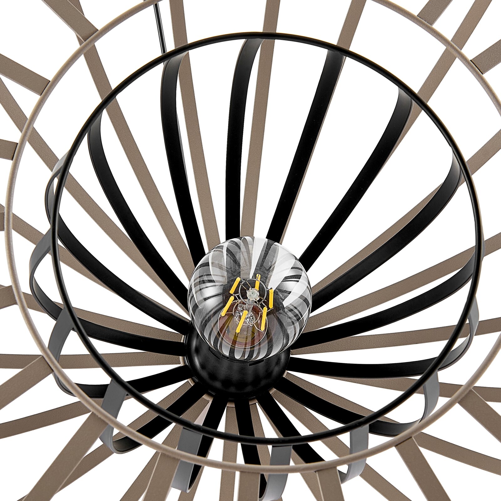 Close-up van een moderne staande lamp met een decoratief, radiaal ontwerp van zwarte en bronskleurige spanten, gezien van bovenaf.