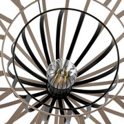 Close-up van een moderne staande lamp met een decoratief, radiaal ontwerp van zwarte en bronskleurige spanten, gezien van bovenaf.