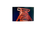 Foto des beleuchteten Förderturms der Zeche Zollverein bei Nacht, von unten aufgenommen.