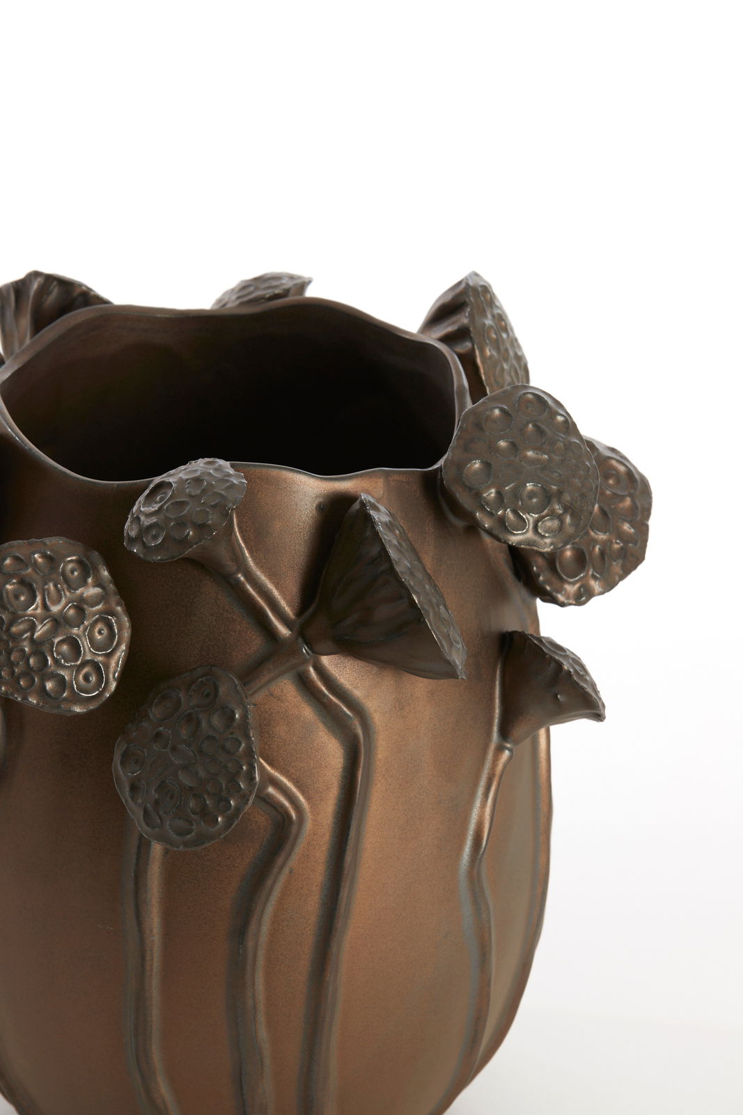 Nahaufnahme einer bronzefarbenen Vase mit organischen, blütenartigen Verzierungen und einer unregelmäßigen Öffnung, seitliche Perspektive.