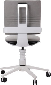 Achteraanzicht van een ergonomische bureaustoel met grijze stoffen rugleuning en zitting, wit frame en witte vijfster-voet met wielen, op witte achtergrond