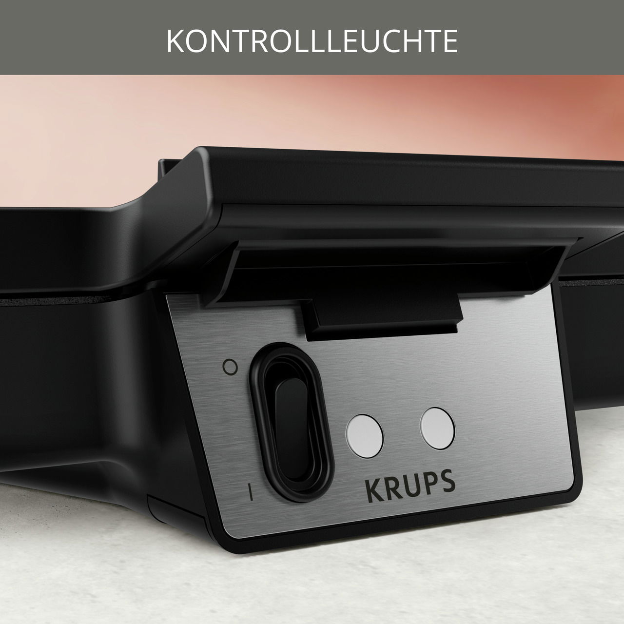 Nahaufnahme eines Waffeleisens mit Kontrollleuchte und Schalter, seitliche Perspektive