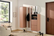 Modernes, wandmontiertes Flurmöbel-Set in Rosé/Altrosa mit Hochschrank, Garderobenpaneelen mit Haken, Schuhschrank mit offenem Fach und rundem Spiegel, fotografiert in frontaler Innenraumansicht.