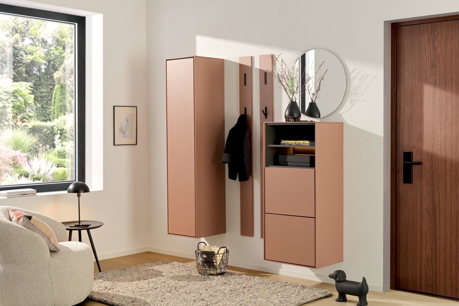 Voleo Garderobeset RENO Moderne, aan de muur bevestigde halmeubelset in rosé/oudroze, bestaande uit een hoge kast, kapstokpanelen met haken, een schoenenkast met open vak en een ronde spiegel, gefotografeerd vanuit een frontaal interieurperspectief.