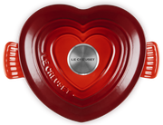 Herzförmiger Bräter in Kirschrot von oben, mit Le Creuset Logo auf dem Deckel.