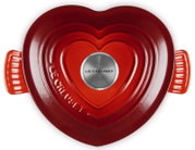 Hartvormige braadpan in kersenrood, gezien van bovenaf, met het Le Creuset-logo op het deksel.