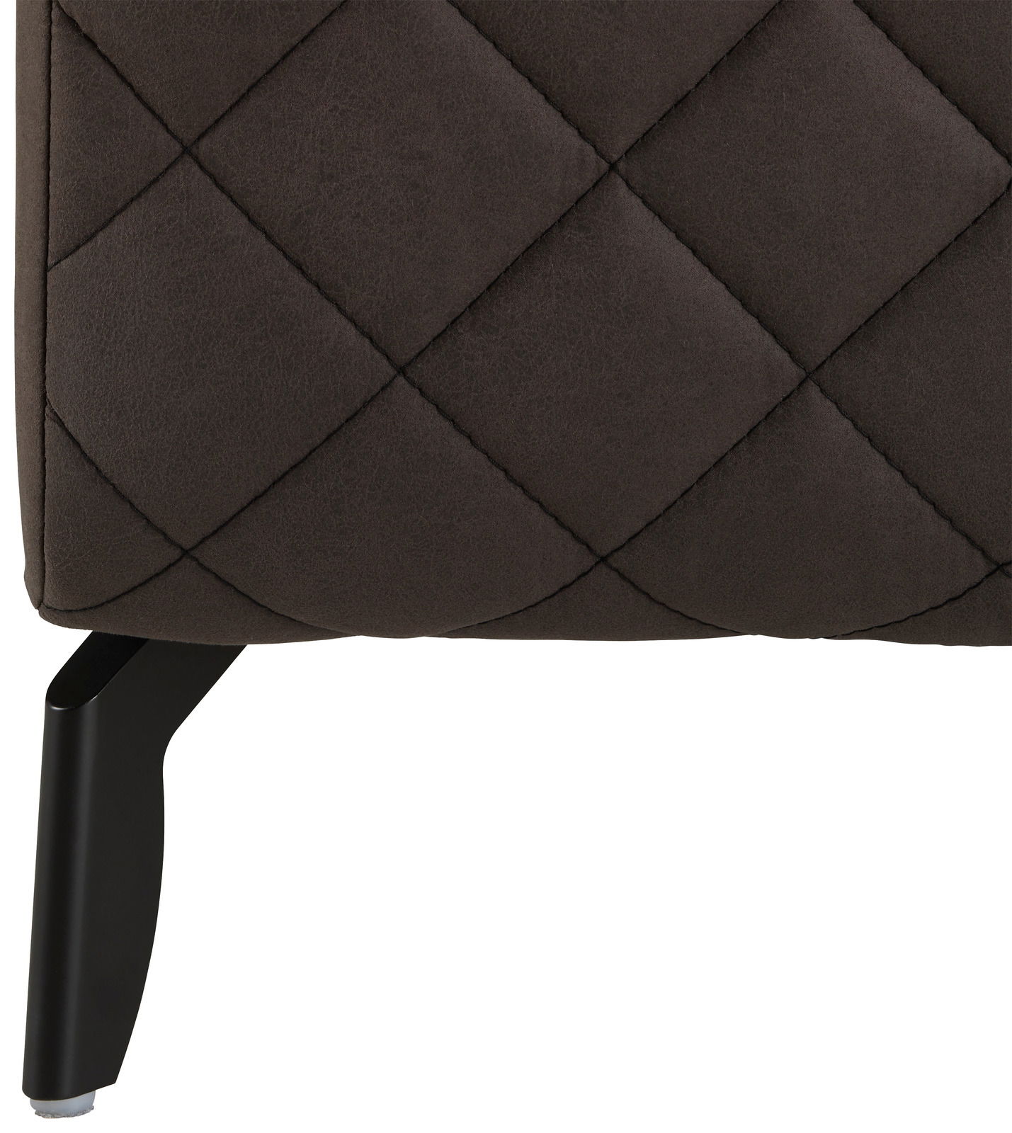 Nahaufnahme eines Boxspringbettes mit gestepptem Stoffbezug und schwarzem Bein, seitliche Perspektive