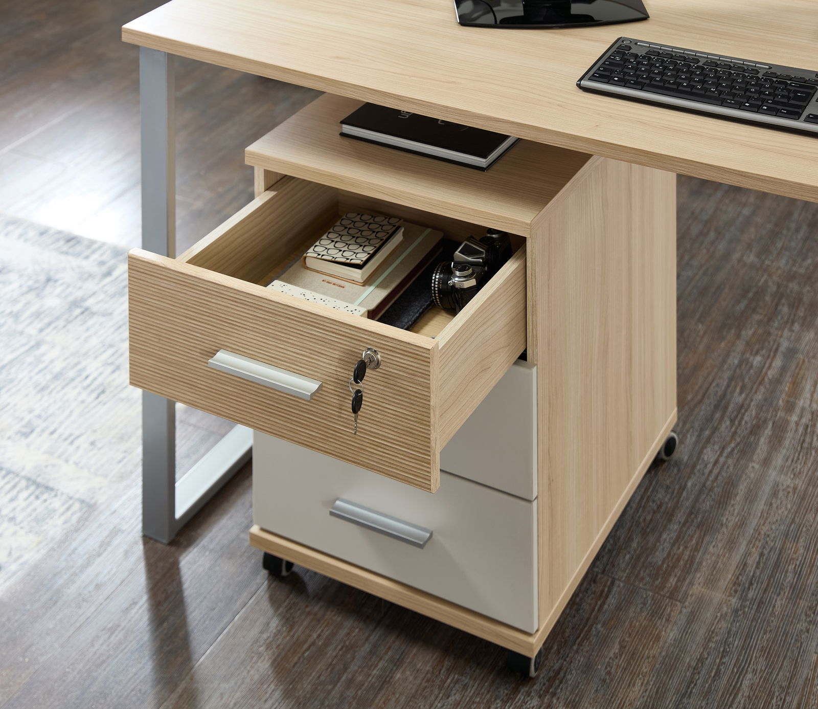 Rollcontainer aus Holz mit geöffneter Schublade, gefüllt mit Büromaterialien, seitliche Perspektive unter einem Schreibtisch.