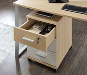 Rollcontainer aus Holz mit geöffneter Schublade, gefüllt mit Büromaterialien, seitliche Perspektive unter einem Schreibtisch.