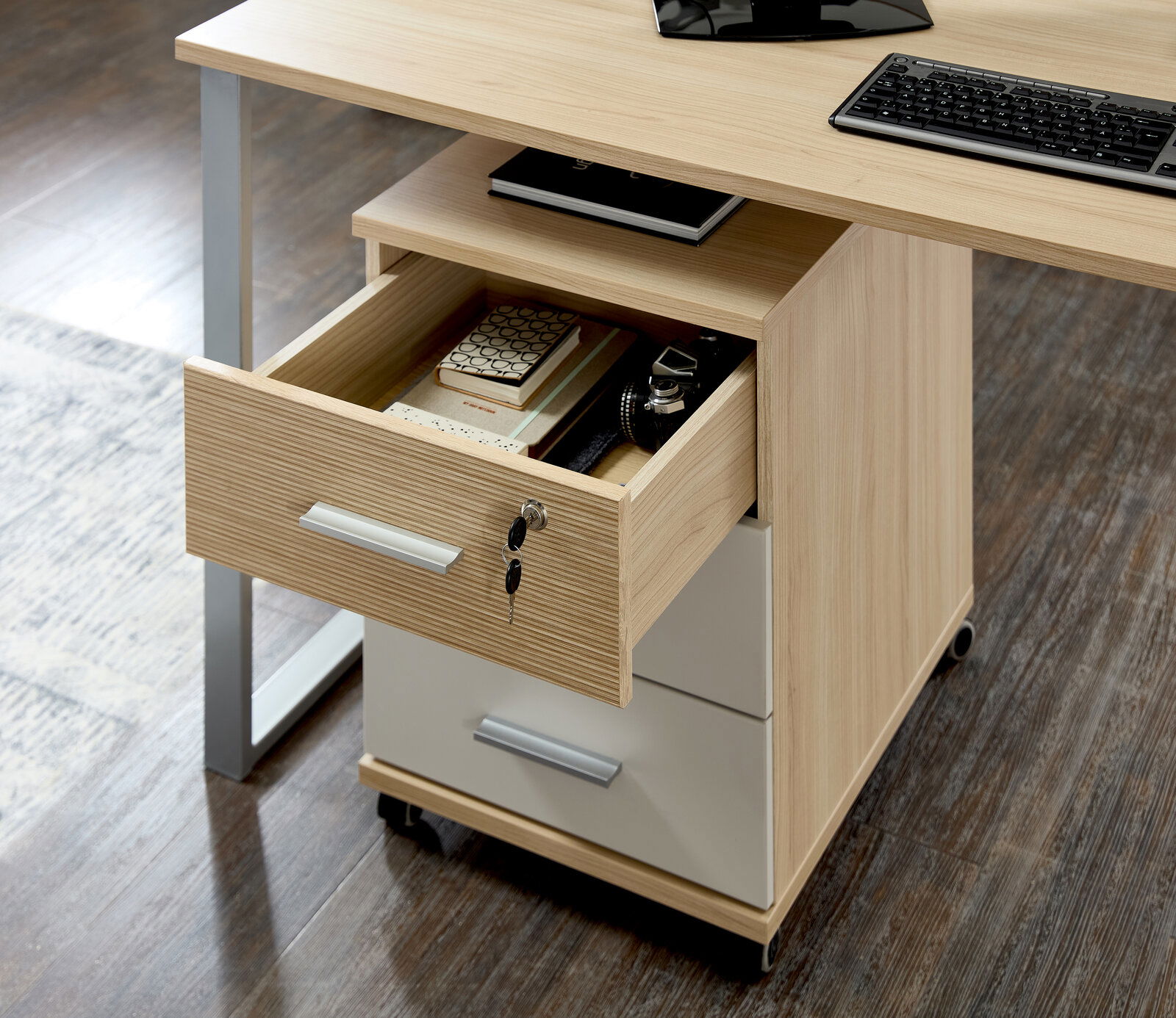 Rollcontainer aus Holz mit geöffneter Schublade, gefüllt mit Büromaterialien, seitliche Perspektive unter einem Schreibtisch.