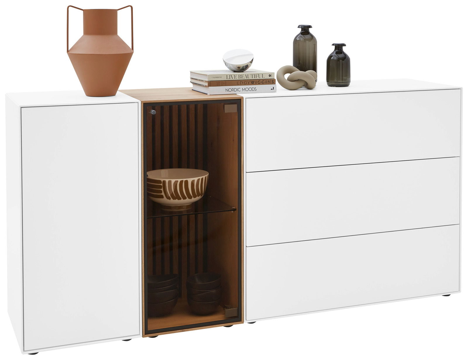 Johann Jakob Sideboard (Glas links) LUCIANO Modernes Sideboard mit Glas links, weiße Fronten, Holzdetails und dekorativen Objekten auf der Oberseite, Frontalansicht.