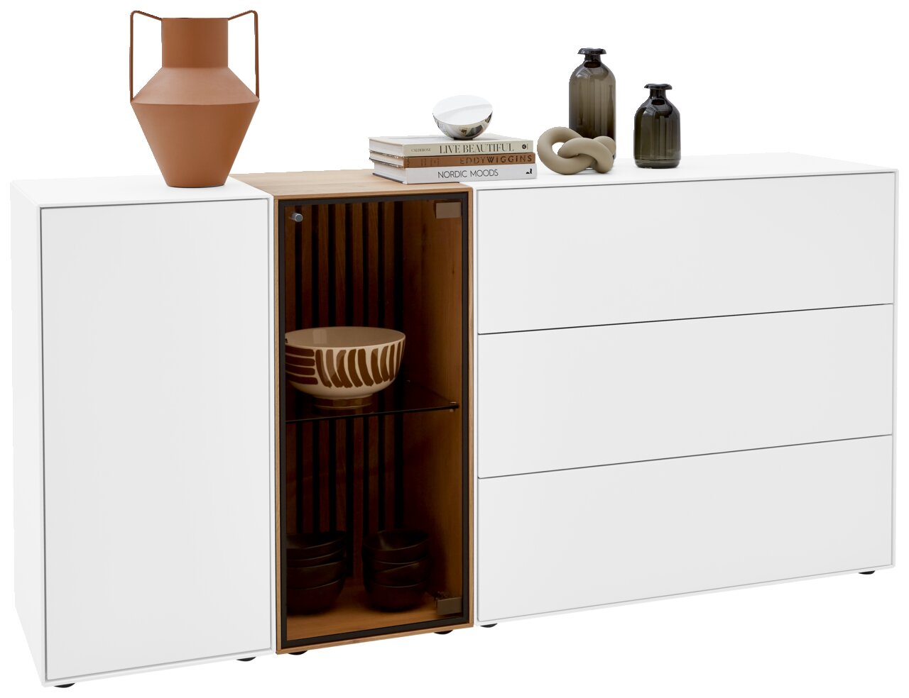 Modern dressoir met glas aan de linkerkant, witte fronten, houten details en decoratieve voorwerpen op het blad, gezien van voren.