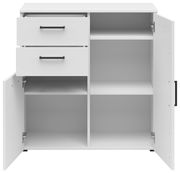 Weiße Kommode mit zwei offenen Schubladen und zwei offenen Türen, frontale Ansicht