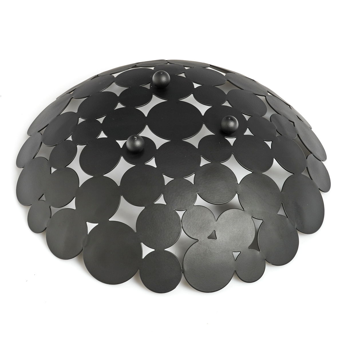 Schwarzer Obstkorb mit kreisförmigem Muster, von oben betrachtet.