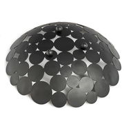 Schwarzer Obstkorb mit kreisförmigem Muster, von oben betrachtet.