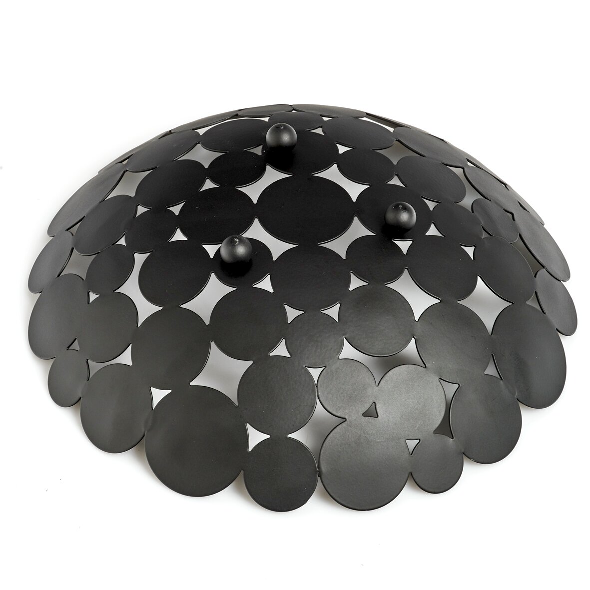 Schwarzer Obstkorb mit kreisförmigem Muster, von oben betrachtet.