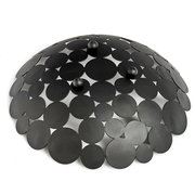 Schwarzer Obstkorb mit kreisförmigem Muster, von oben betrachtet.