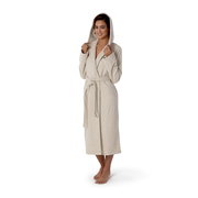 Frau in einem beigen Kapuzenbademantel, stehend in Frontalansicht, mit Kapuze aufgesetzt.