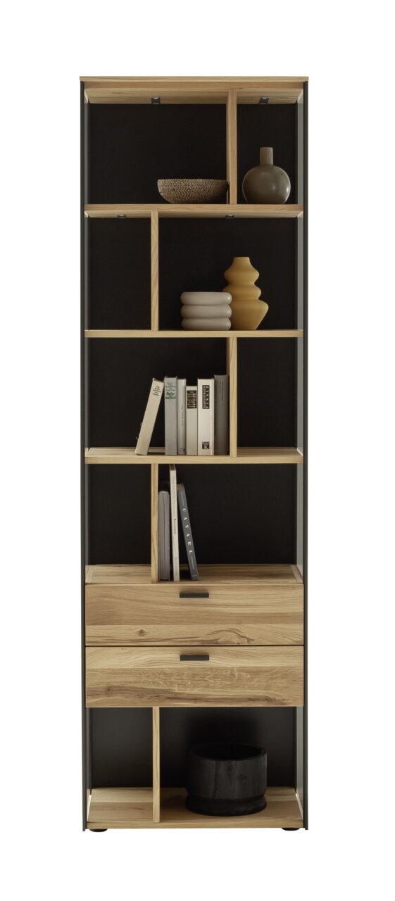 Houten kast met verschillende vakken en lades, gevuld met boeken en decoratieartikelen, gefotografeerd van voren.