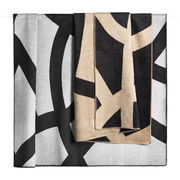 Wohndecke mit abstraktem Muster in Schwarz, Grau und Beige, frontal aufgehängt.