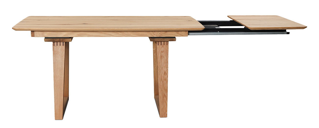 Erweiterbarer Esstisch aus Holz in Seitenansicht mit ausgezogener Tischplatte.