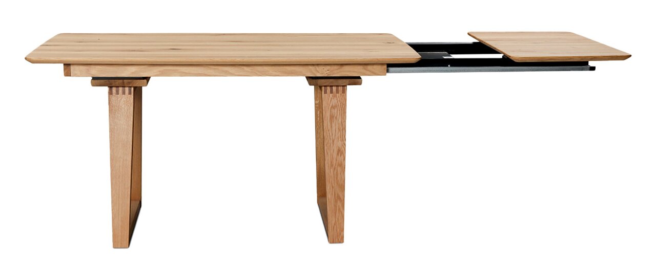 Erweiterbarer Esstisch aus Holz in Seitenansicht mit ausgezogener Tischplatte.