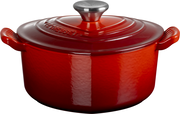 Roter Herz-Bräter von Le Creuset, 20 cm, aus seitlicher Perspektive
