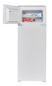 Weißer Einbau-Kühlschrank mit Gefrierfach, Gefrierfachtür geöffnet und Innenraum mit Tiefkühlpizza und Eis, Frontansicht leicht von links