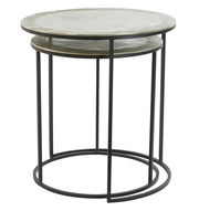 Zwei runde Beistelltische aus Metall mit schwarzem Gestell, ineinander verschachtelt, seitliche Perspektive.