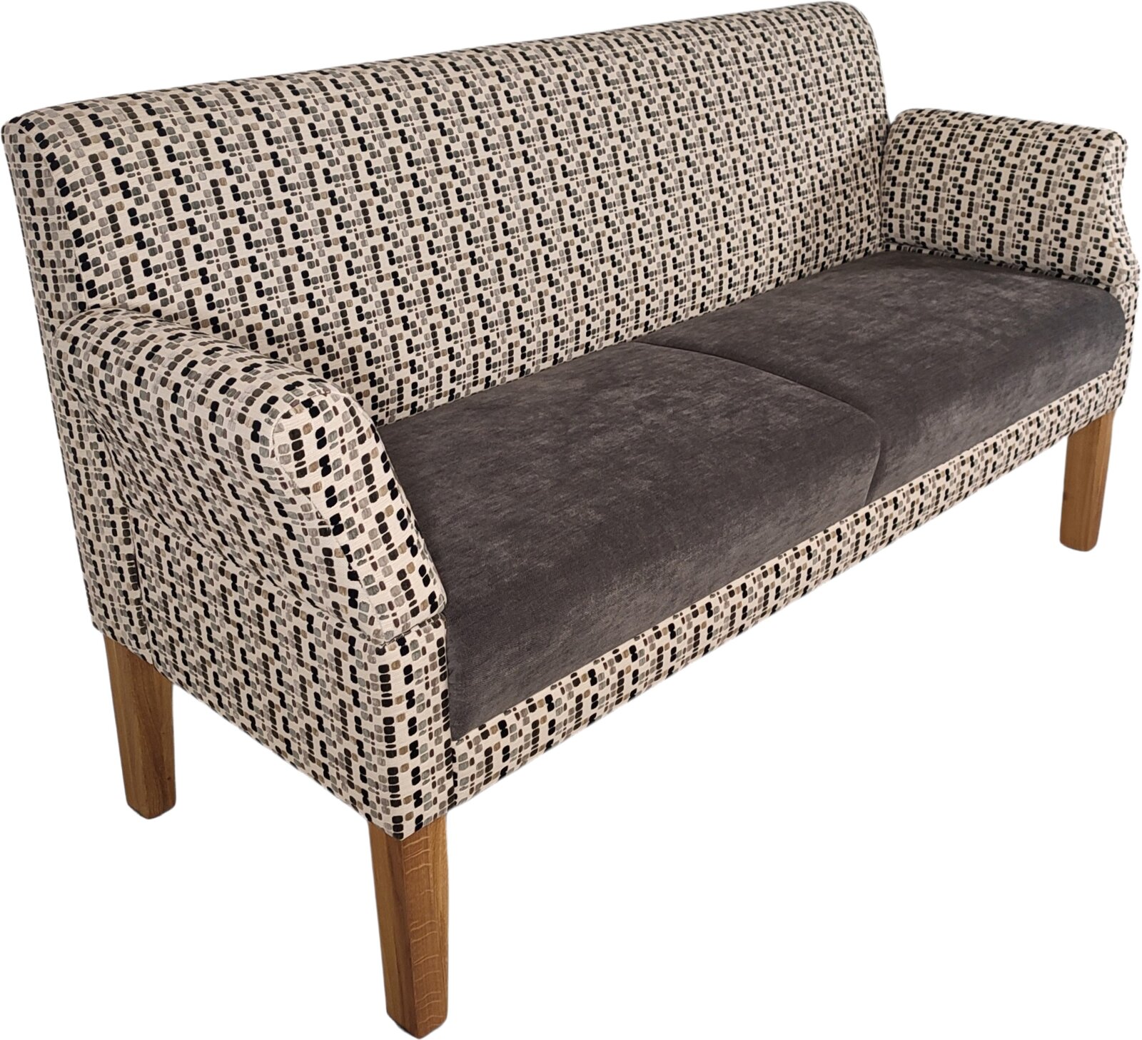 Gepolstertes 2-Sitzer-Sofa mit gemustertem Stoff in Beige/Schwarz, grauen Sitzkissen und Holzbeinen, fotografiert in schräger Frontansicht von links.
