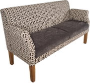 Gepolstertes 2-Sitzer-Sofa mit gemustertem Stoff in Beige/Schwarz, grauen Sitzkissen und Holzbeinen, fotografiert in schräger Frontansicht von links.