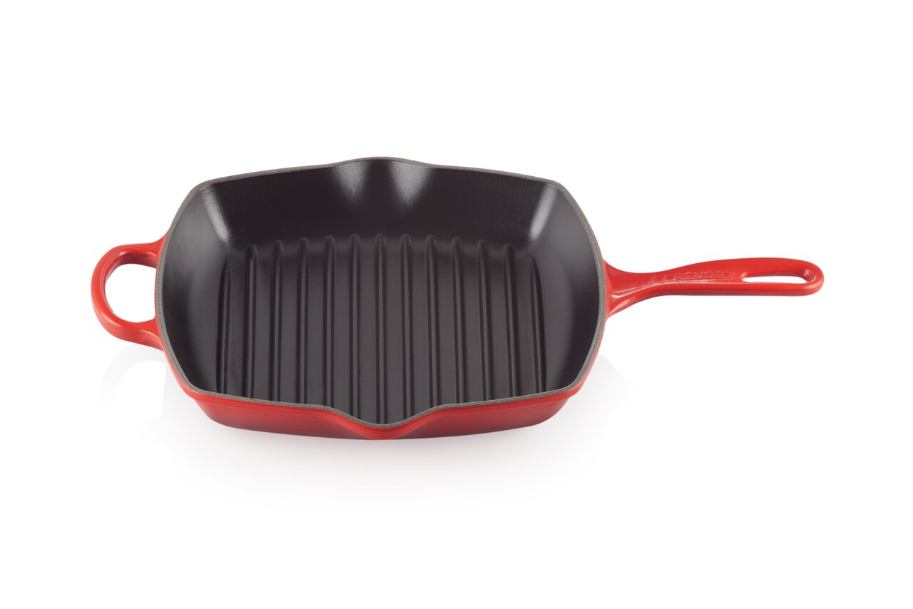 Le Creuset-serie grillpannen 26 cm SIGNATURE Rode Le Creuset-grillpan, vierkant, 26 cm, met groeven, gezien vanuit vogelperspectief