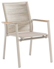 Moderner Stapelsessel mit hellen Seilbespannungen und Armlehnen aus Holz, seitliche Perspektive