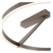 Moderne LED-Deckenleuchte mit ringförmigem Lichtband in gebürstetem Metallfinish, Detailansicht von unten in schräger Perspektive