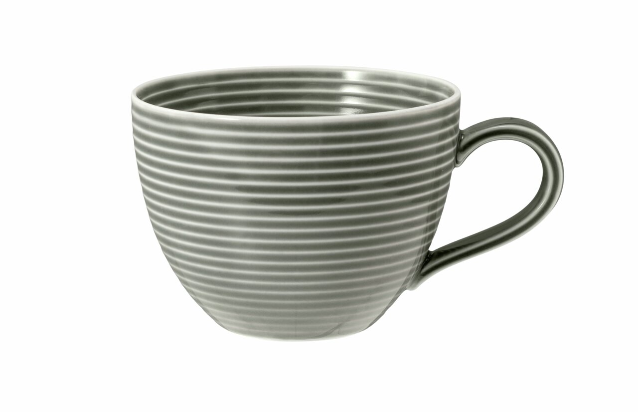 Graue Kaffeetasse mit Reliefstreifen, seitliche Perspektive