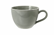 Graue Kaffeetasse mit Reliefstreifen, seitliche Perspektive